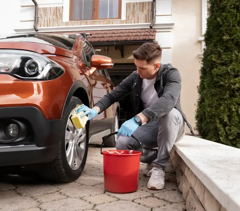 Lavage auto à domicile Châteaugay : professionnel intervenant sur un véhicule